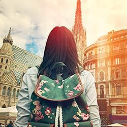 Touristin mit Rucksack vor dem Stephansdom in Wien.