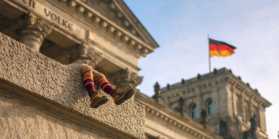 COCO DPS news 2015 Reichstag Beine Flagge eGovernment Öffentliche IT, Max Lautenschläger, 970/485 COCO DPS news 2015 Reichstag Beine Flagge eGovernment Öffentliche IT