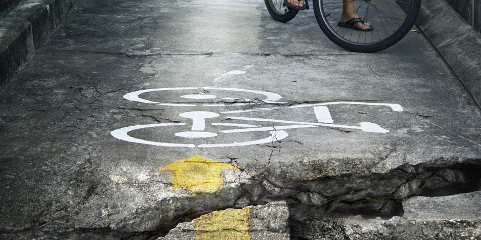 Kaputter Radweg, shutterstock/ PopTika, 970/485 Kaputter Radweg
